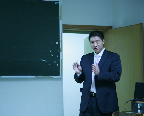 老总和学生_老总和秘书在办公室里