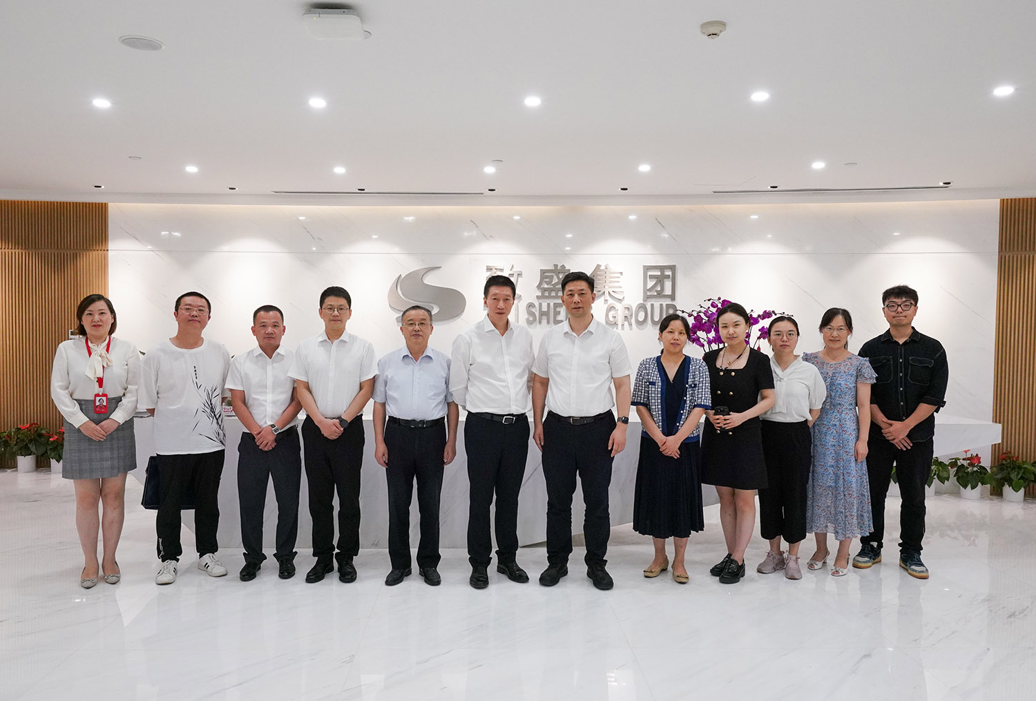 武汉市人民政府驻上海办事处党组书记、主任李琛一行莅临上海致盛集团考察交流