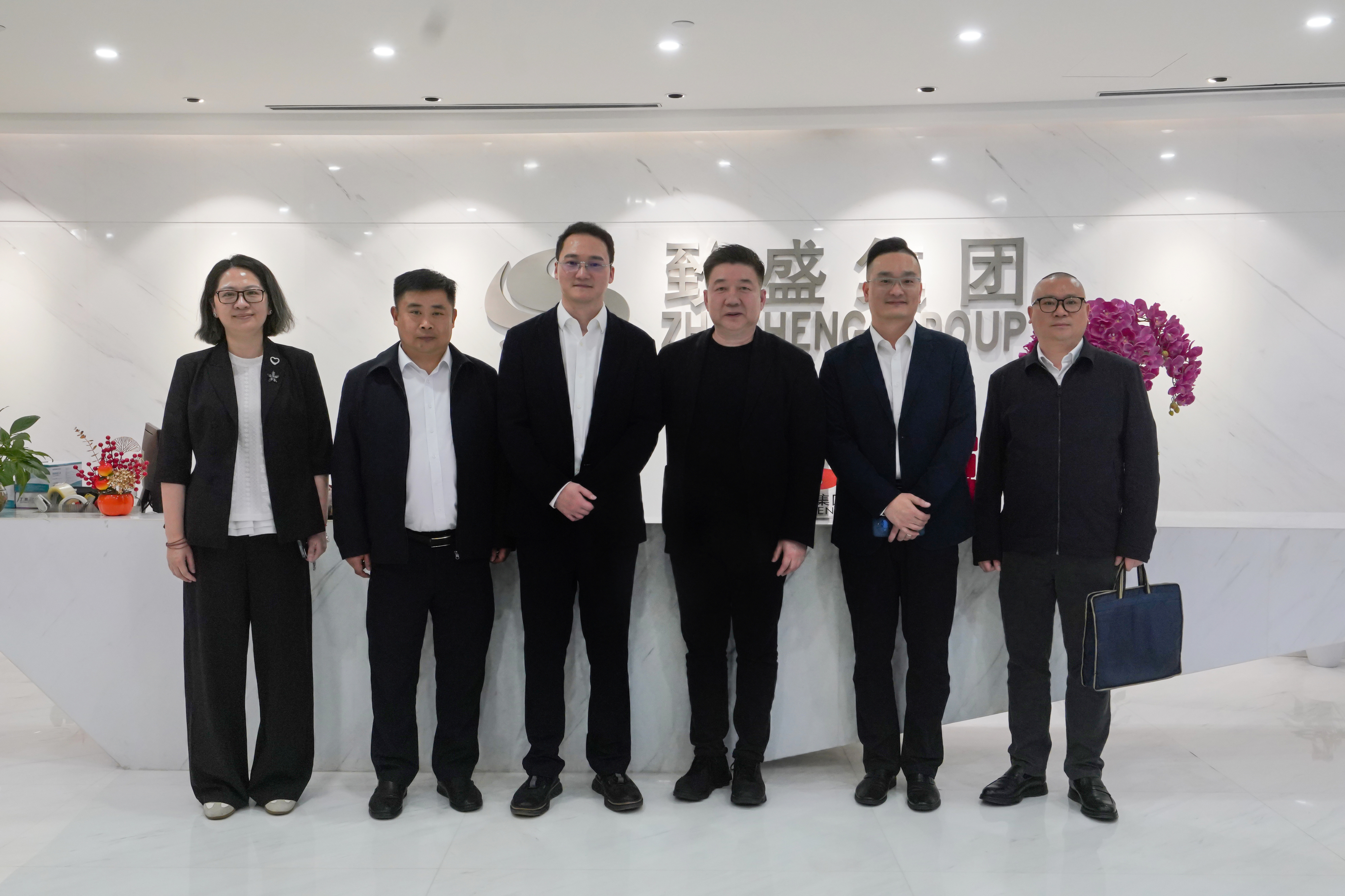 武汉市硚口区工商联主席周云忠一行到访致盛集团