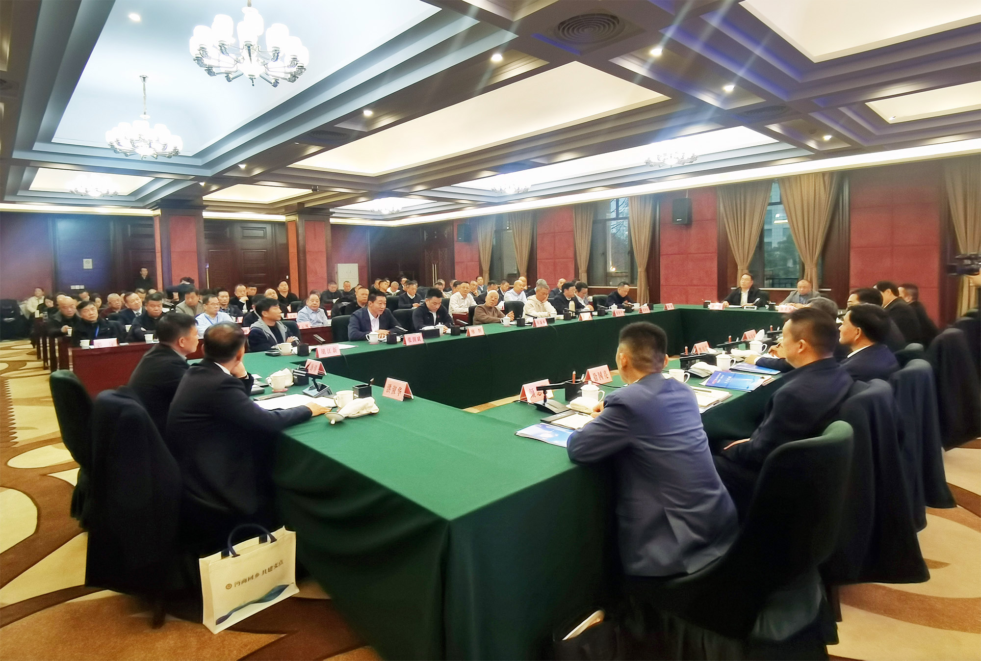 第三届沔商大会在仙桃开幕，上海致盛集团董事长张润斌受邀参加沔商代表、校友会代表座谈会并发言